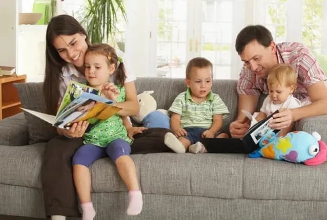 كيف يؤثرُ الاهتمامُ بحديث الأطفال على نموهم النفسيِّ والاجتماعيّ؟