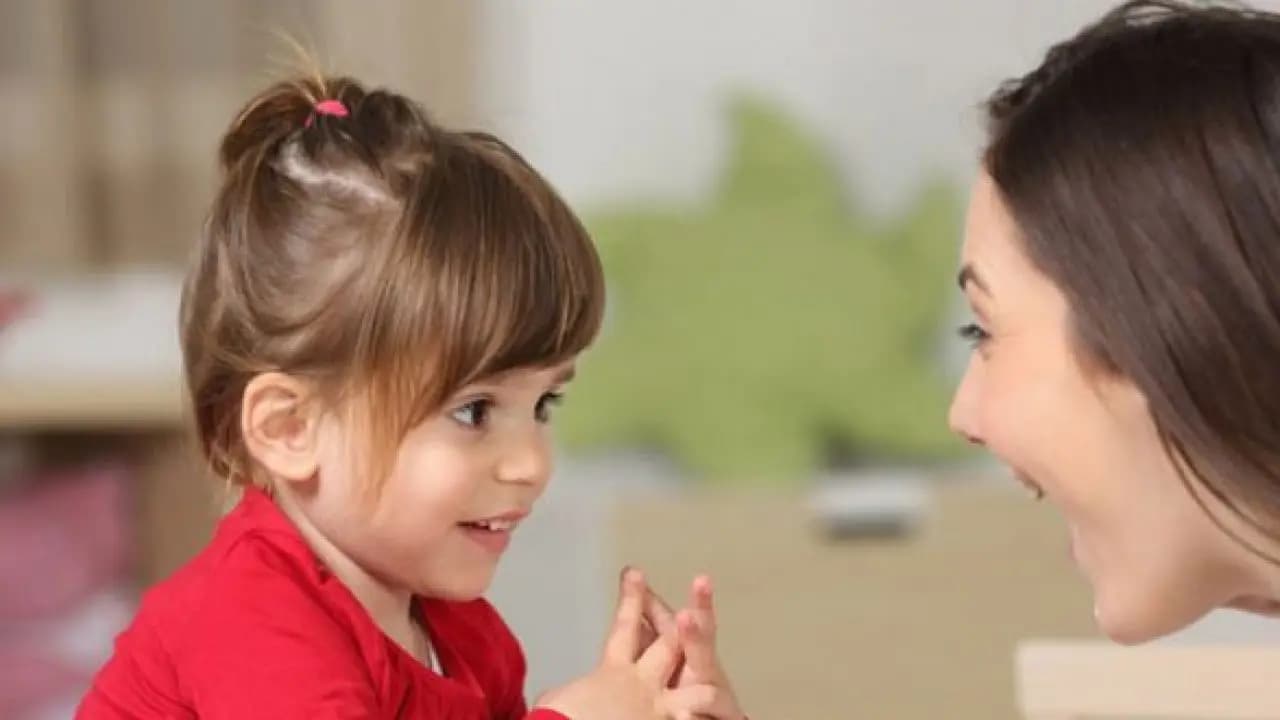 "كيف يؤثر الاهتمام بحديث الأطفال على نموهم النفسي والاجتماعي"