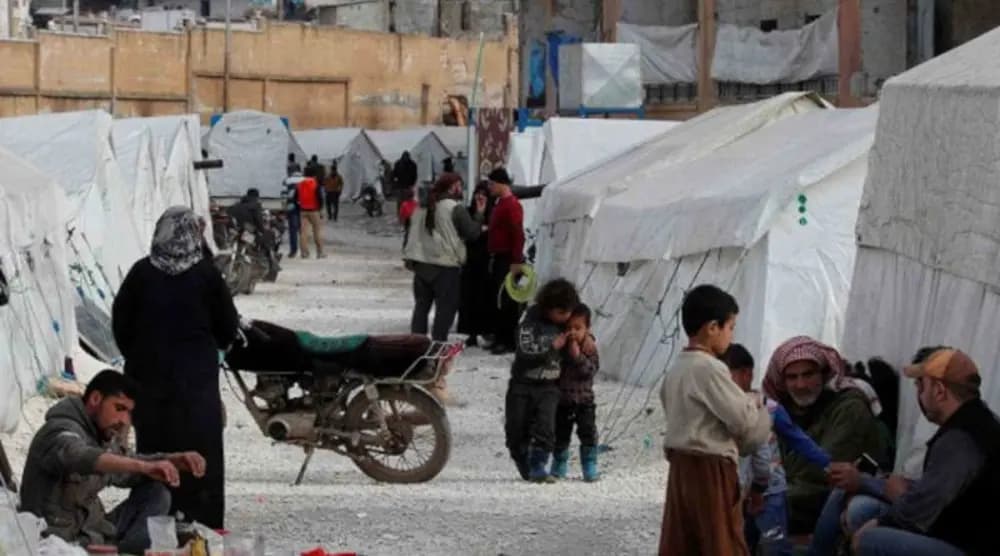 أسلحة حربيّة داخل خيمة للنازحين في زحلة