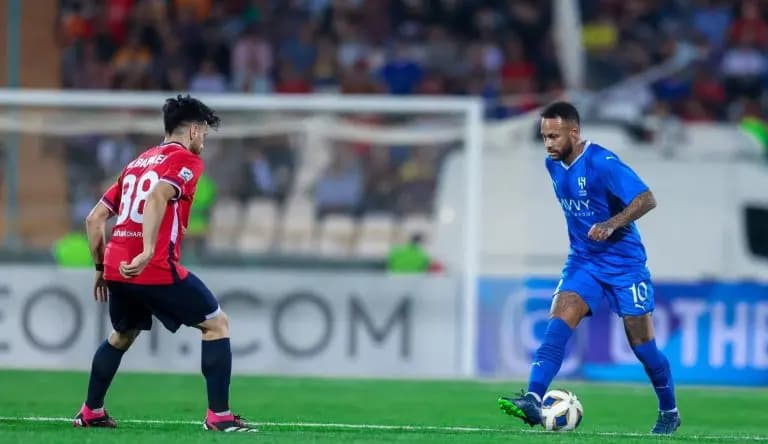 اشتباك بين اللاعبين خلال مباراة الهلال السعودي وناساجي الإيراني