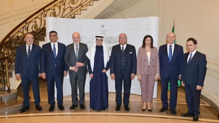 بخاري يجمع وزراء الداخلية السابقين...