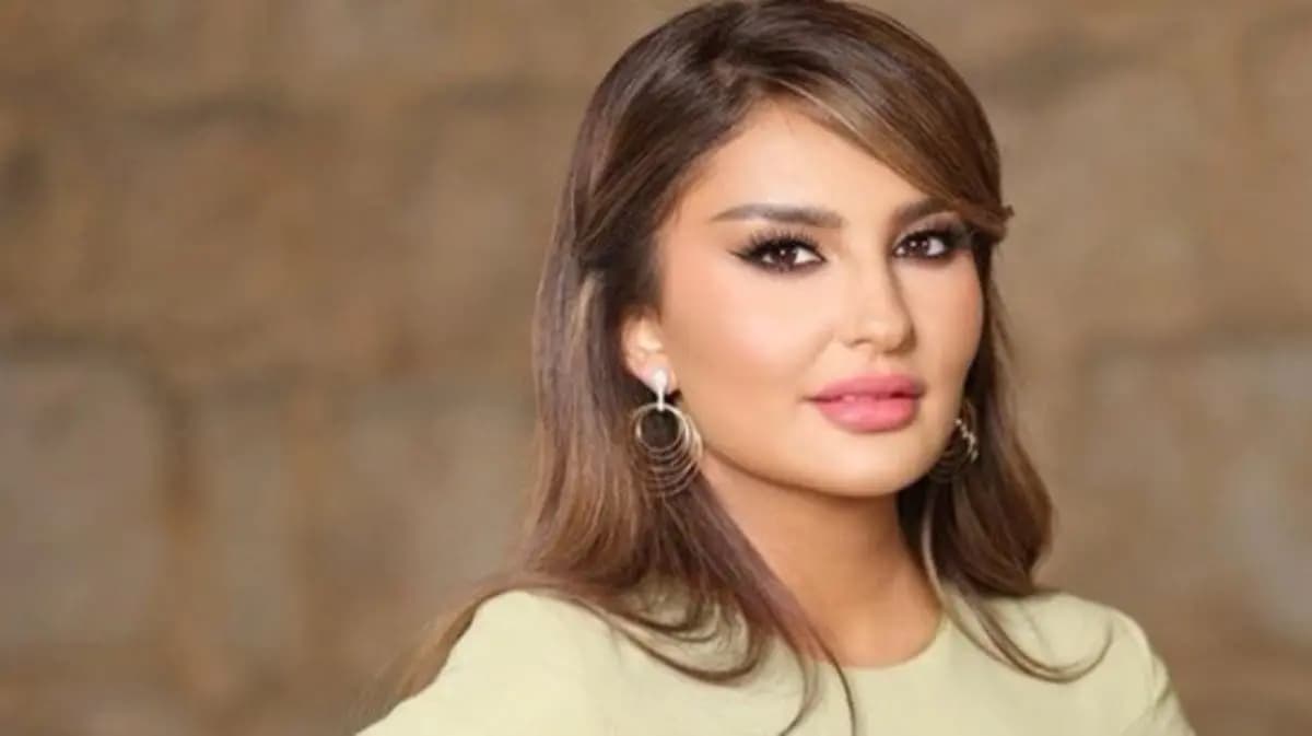 فنانة عربية لا تعرف نشيد بلادها.. وتتعرّض لموجة سخرية