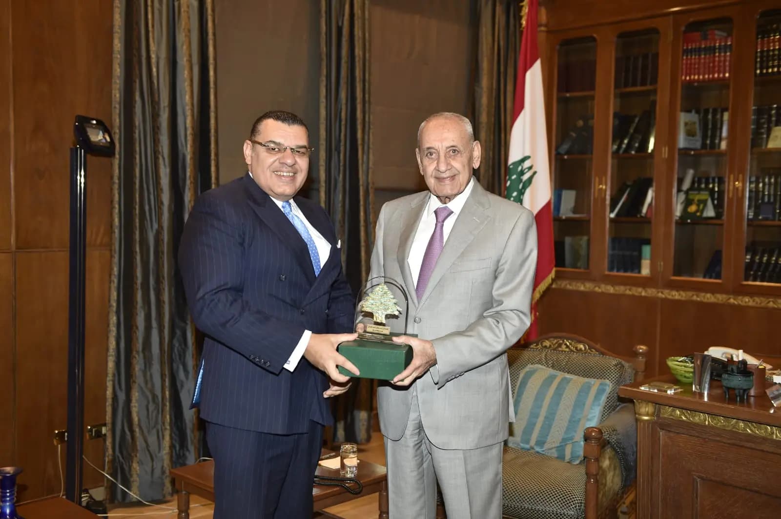 بري يودع سفير جمهورية مصر و يهديه درعاً