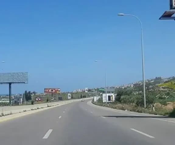 إنقلاب شاحنة على هذا الأوتوستراد