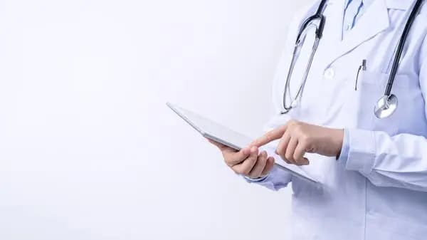 بعد "الاعتداء الوحشي" على طبيب.. دعوة إلى التّحرّك