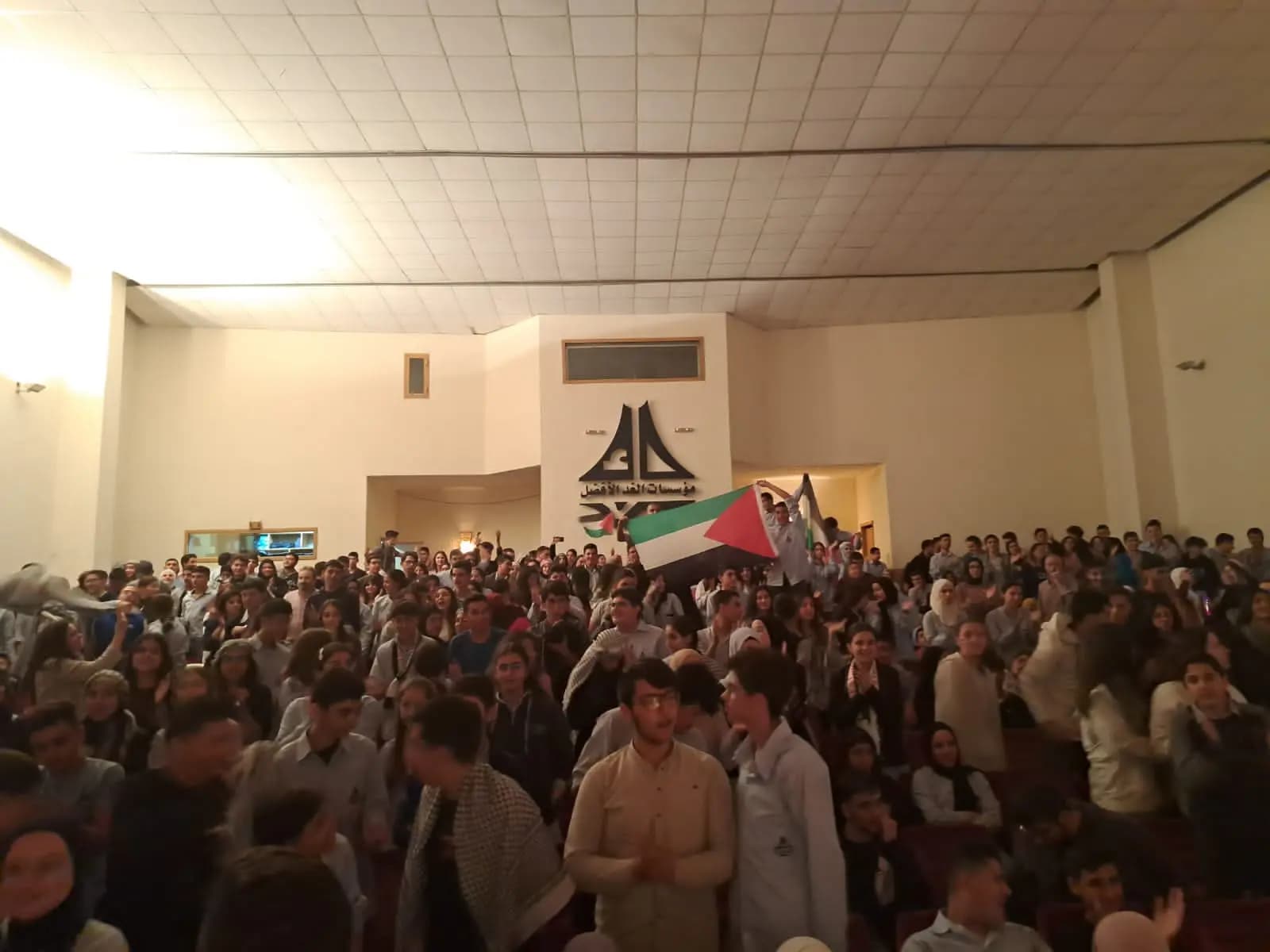 مركز عمر المختار ينظَّم حفلاً مسرحياً تضامناً مع فلسطين