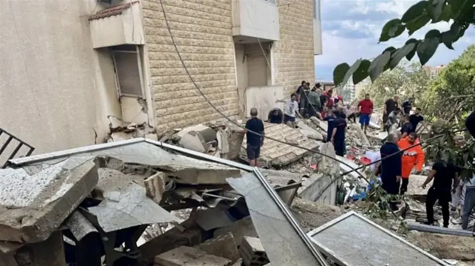 في المنصورية…أشخاص ما زالوا تحت الأنقاض والبحث مستمر
