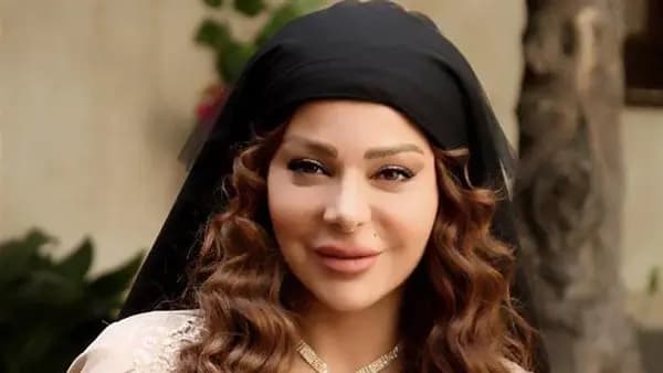 دعماً لفلسطين.. فنانة سورية تتظاهر أمام الكونغرس الأمريكي