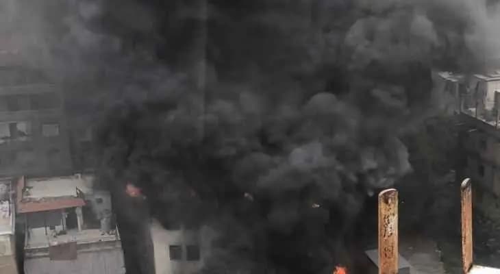 الدفاع المدني:ضرورة الابتعاد عن المبنى المحترق في الفنار