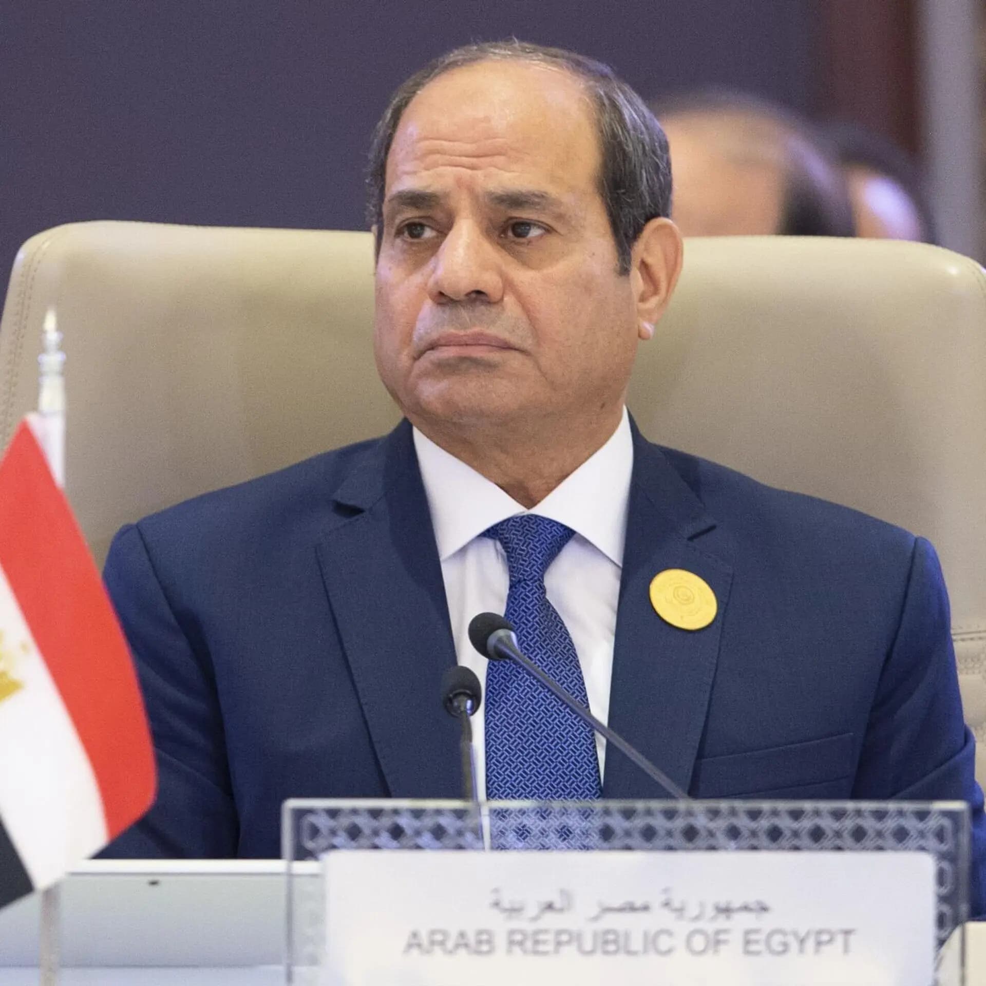 "العالم كله يترقب موقفنا اليوم"... السيسي خلال افتتاح قمة القاهرة