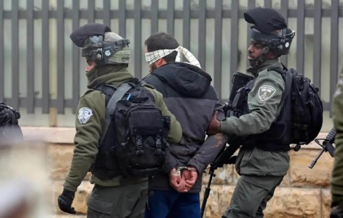 العدو الاسرائيلي يعتقل شابا فلسطينيا من أمام المسجد الاقصى