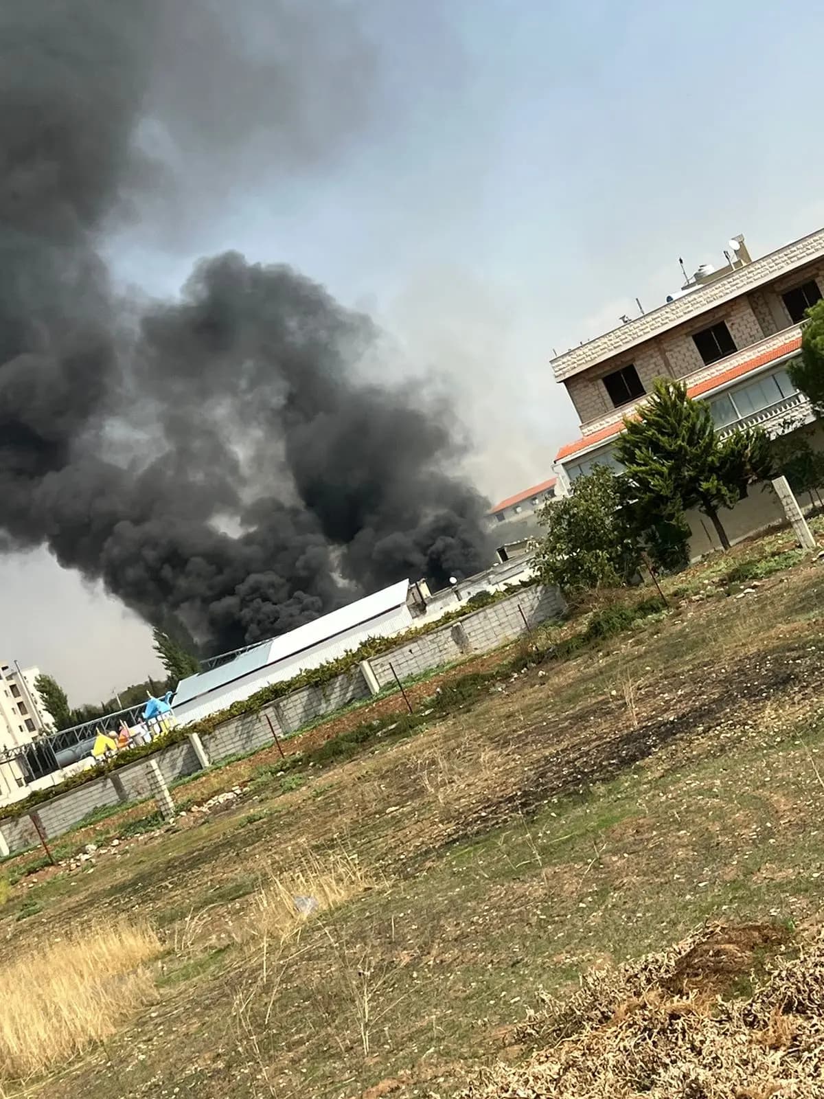 إخماد حريق في شركة جونيت في زحلة
