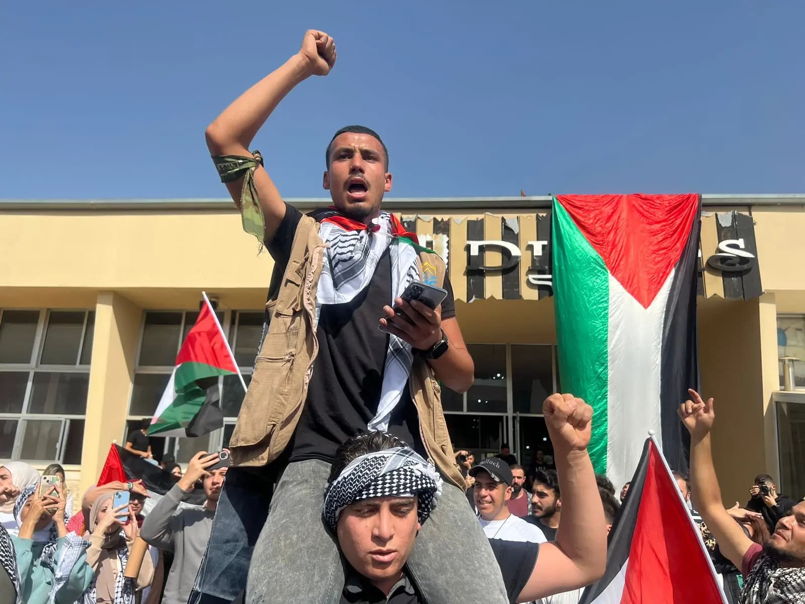 "اللبنانية الدولية" تنظّم وقفة تضامنية مع الشعب الفلسطيني في البقاع