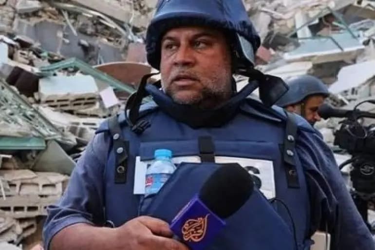 بعد يوم على استشهاد أفراد من عائلته.. وائل الدحدوح يعود إلى الشّاشة
