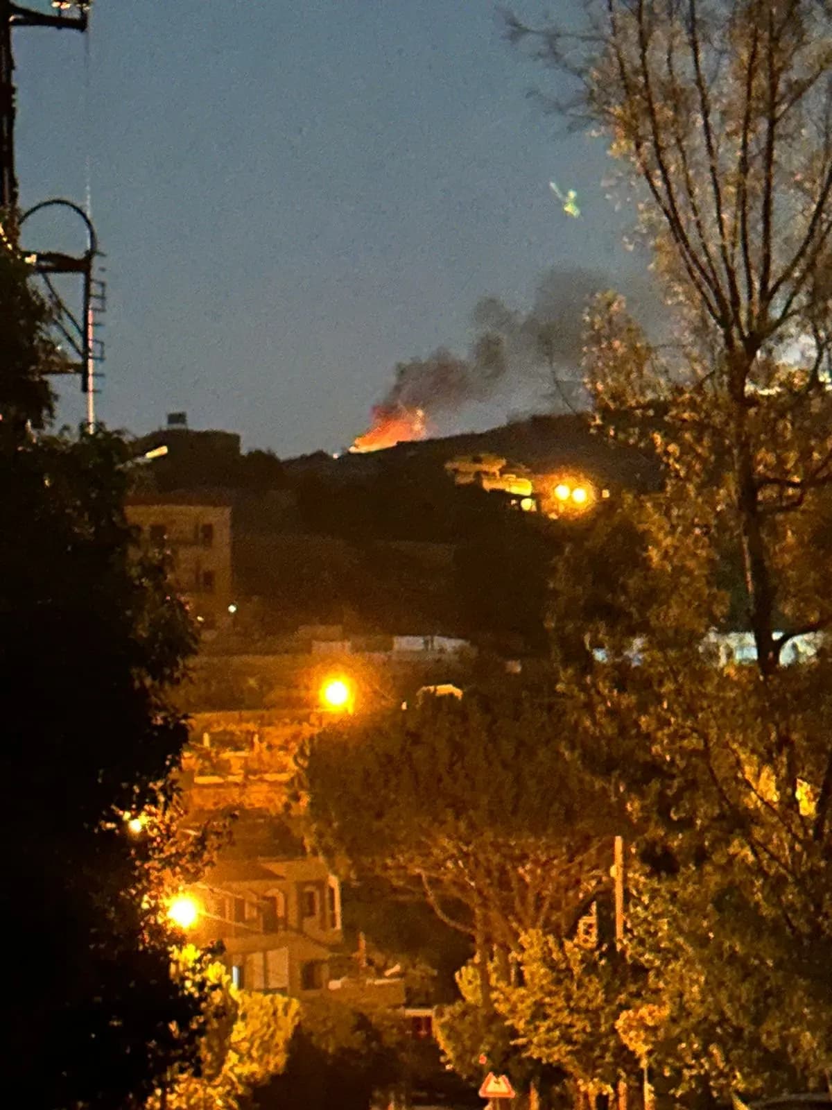 مراسل الأفضل نيوز: اندلاع النيران في أحراج حولا الجنوبية بعد القصف المعادي رداً على استهداف موقع العباد