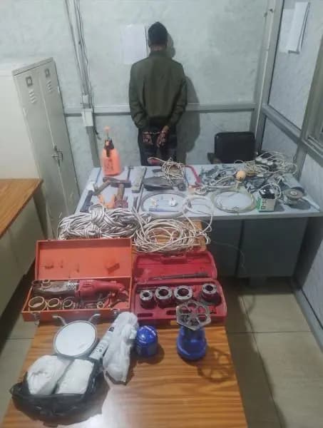 حاول بيع مسروقات في عين وزين.. و"الأمن" بالمرصاد