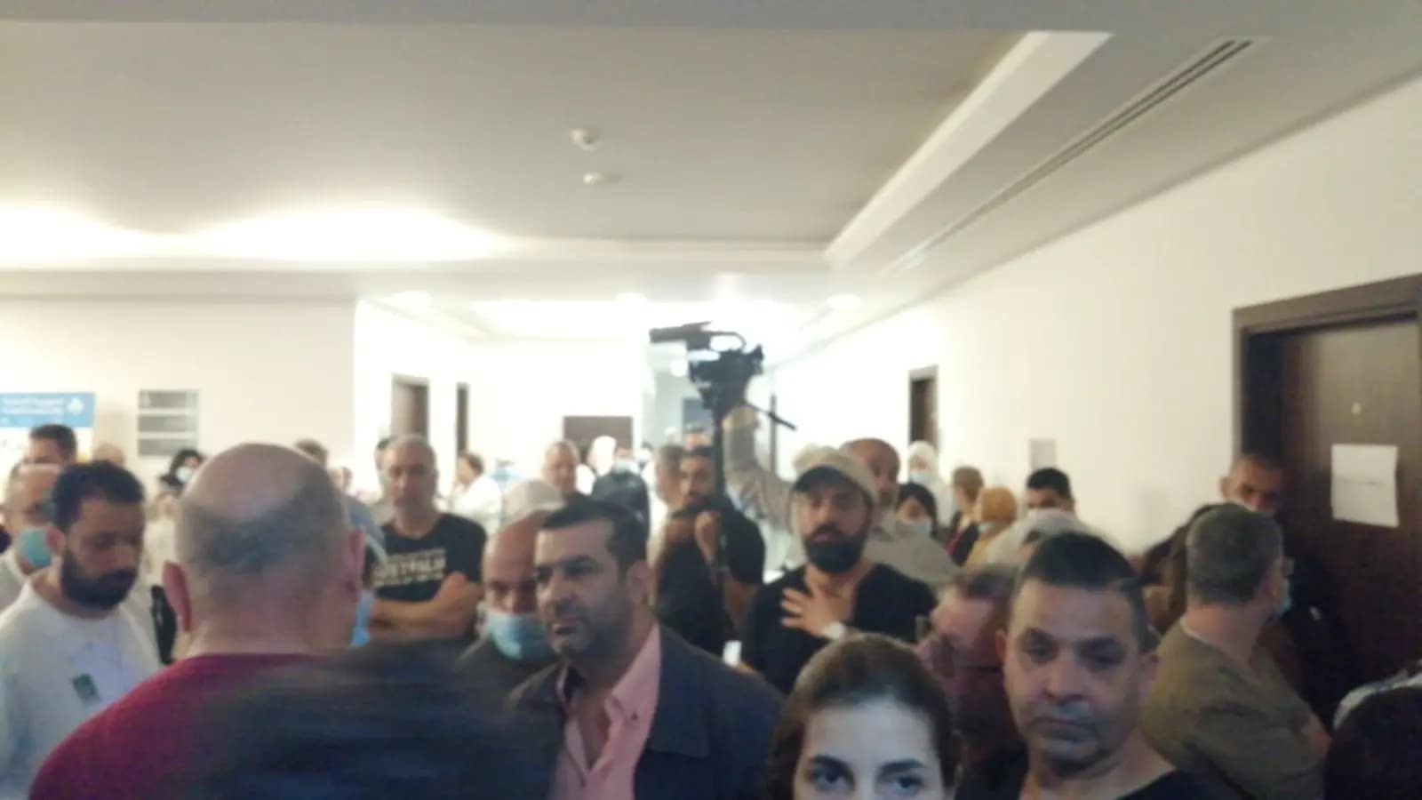 وزير الصحة محاصر داخل مبنى الوزارة!