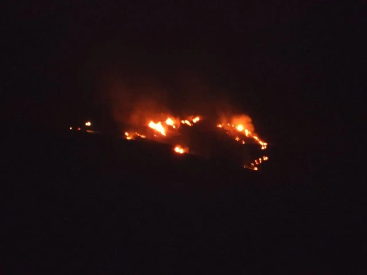 فرق الإطفاء العدو تحاول إخماد الحريق الذي إندلع في سفوح الجولان المقابلة للأراضي اللبنانية بعد سقوط الصواريخ على مرابض مدفعية العدو في المنطقة