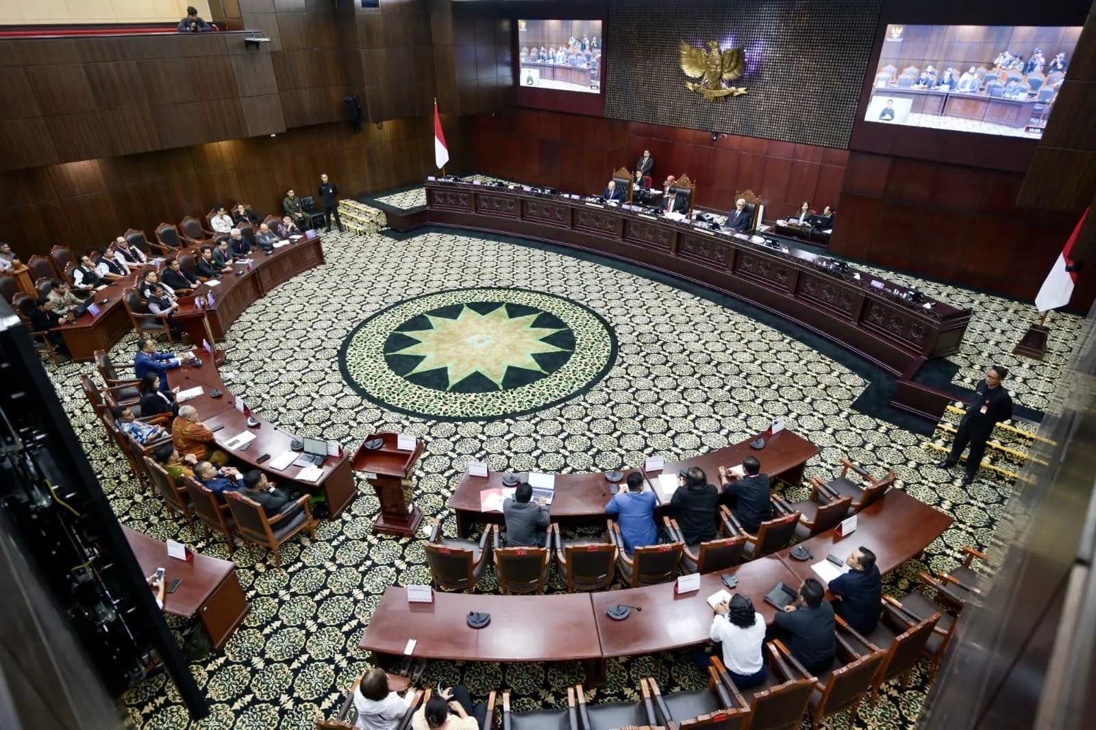 أندونيسيا تُقيل رئيس المحكمة الدستورية