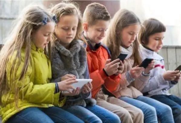متلازمة الشاشة الالكترونية وتأثيرها على الأطفال والمراهقين: التحديات والحلول