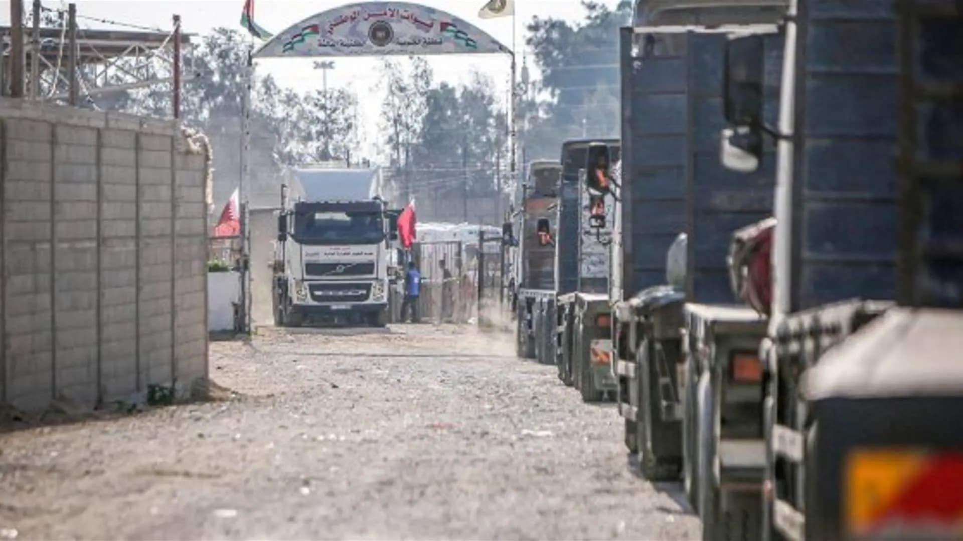 دخول أول شاحنة وقود إلى قطاع غزة