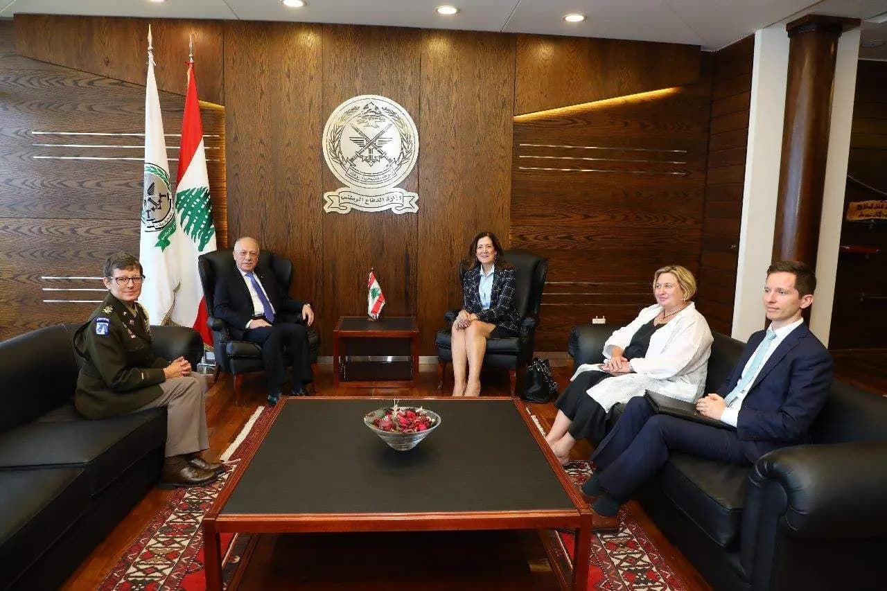 وزير الدفاع يعرض الأوضاع مع شيا