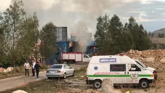 في النبطية: احتراق نعمل بعد قصفه بـ "صاروخين"!