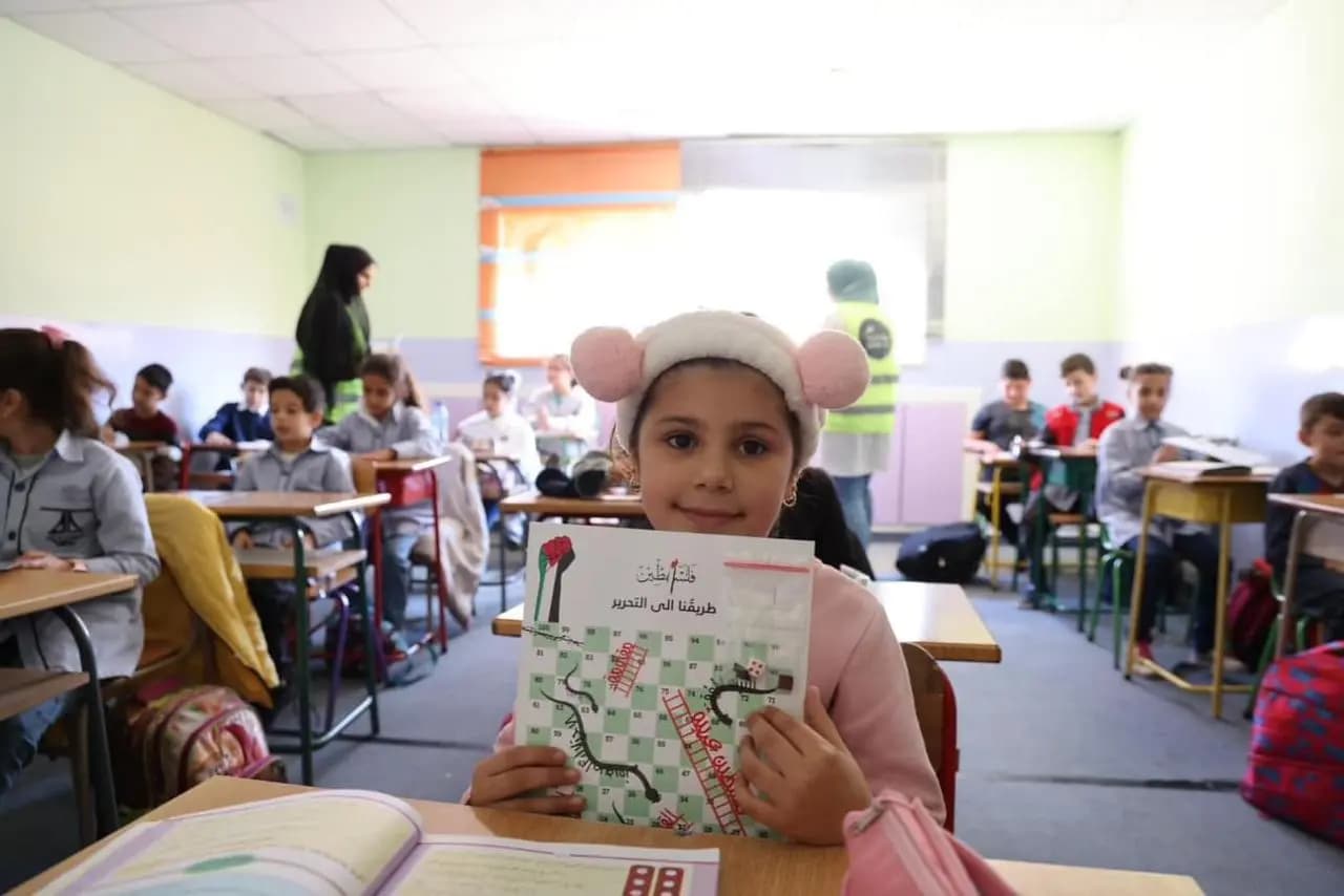 بتوجيهٍ من النائب مراد: توزيع ألعاب للتلامذة ترسّخ الصّمود ومـ.ـقاومة الاحتلال