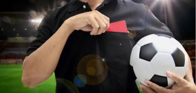 خوفاً على حياته… حكم يغير نتيجة المباراة