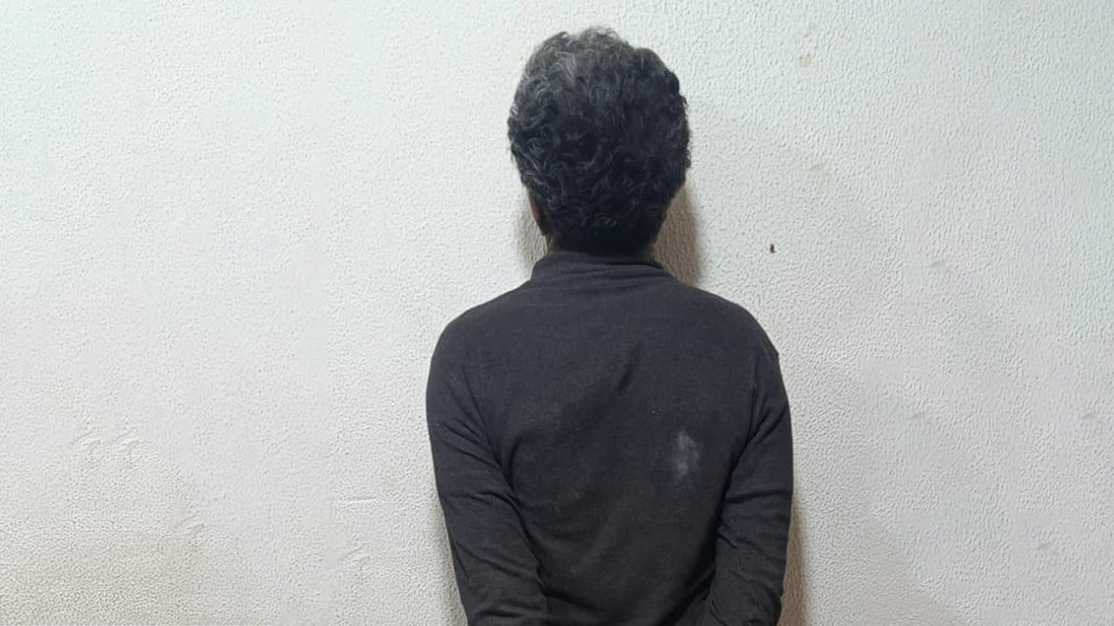 دخل شقتين.. سرق وفرّ هاربًا!