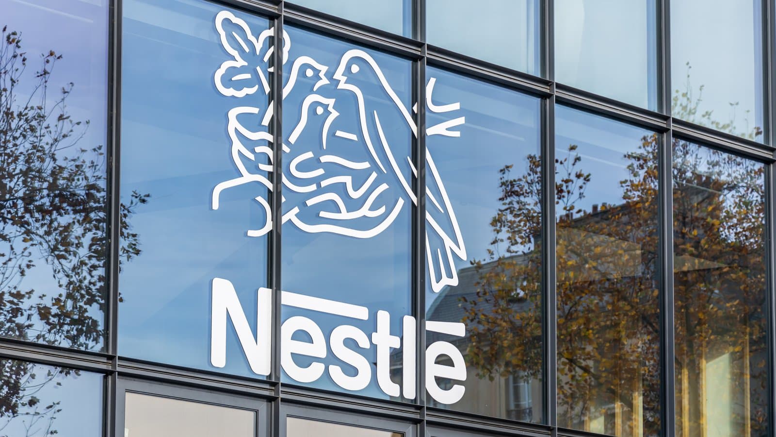 بعد فضيحة حليب الأطفال.. Nestlé تنسحب من السوق!
